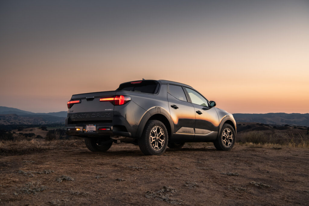Hyundai Santa Cruz XRT and its conventional drop-down tailgate
